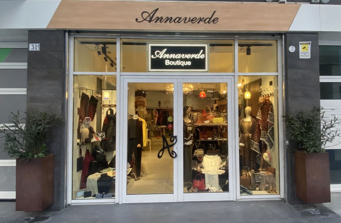 Vetrina esterna Annaverde Boutique – Via Matteotti 31