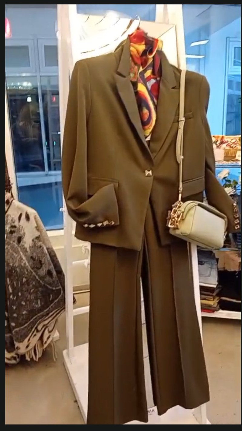 Gai Mattioli tailleur verde militare con foulard