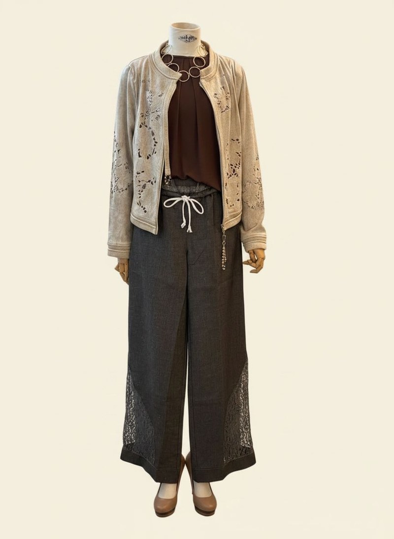 Giacca beige con pizzo e pantaloni grigi larghi