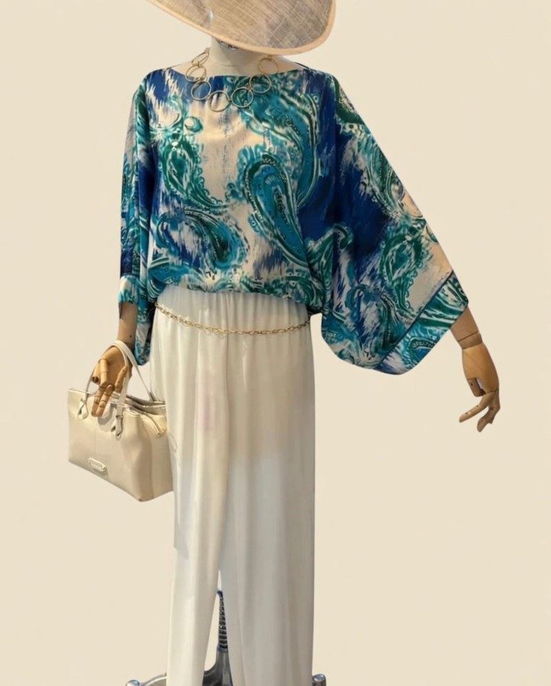 Top blu paisley con pantaloni palazzo bianchi