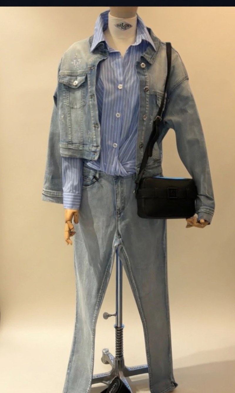 Giacca denim chiaro con camicia a righe e jeans