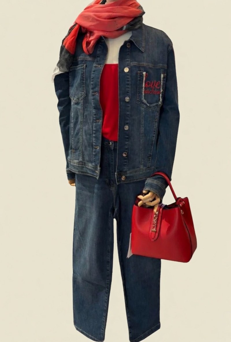 Love Moschino giacca denim con top rosso e jeans